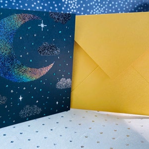 Tarjeta de felicitación holográfica con luna creciente