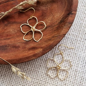 Golddrahtblumen-Ohrringe (KLEINE SIZE), zart, handgeformt, Sterlingsilber-Haken, zart, Statement, leicht