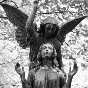 Nach Hause gehen; Engel Statue; Schöne viktorianische Engelsstatue; In den Himmel kommen; Schwarz und Weiß;  Kunstfotografie; Trauerkunst