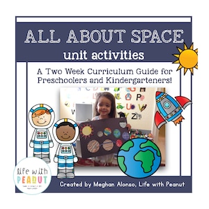 Può includere: Una guida stampabile colorata per insegnanti di scuola materna e asilo nido. La guida è intitolata "All About Space Unit Activities" e presenta una guida al curriculum di due settimane per l'insegnamento sullo spazio. L'immagine include anche illustrazioni di astronauti, pianeti e un razzo.