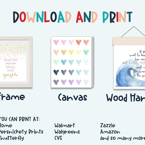 Op de afbeelding: Drie printbare wanddecoraties: een ingelijst print met gouden glitter en de tekst "Laat niemand je glans dof maken", een canvasprint met een kleurrijk hartpatroon en een houten hanger met een blauwe aquarel golf en de tekst "Als je wilt weten hoeveel we van je houden, tel dan alle golven in de zee."