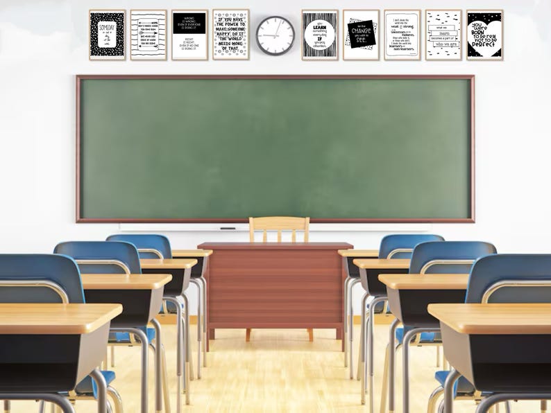 Op de afbeelding: Een klaslokaal met een schoolbord, bureaus en stoelen. Het schoolbord heeft een groene oppervlakte en is wit omlijst. De bureaus zijn van hout en hebben een lichtbruine afwerking. De stoelen zijn blauw en hebben een metalen frame. Er hangen acht zwart-wit ingelijste posters aan de muur boven het schoolbord. De posters hebben inspirerende citaten.