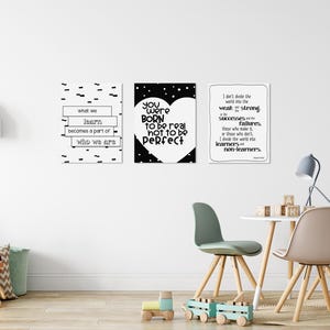 Op de afbeelding: Drie zwart-witte printbare wandkunstprints met inspirerende citaten. De eerste print zegt "wat we leren wordt een deel van wie we zijn". De tweede print zegt "je bent geboren om echt te zijn, niet om perfect te zijn". De derde print zegt "Ik deel de wereld niet op in zwakken of sterken, in successen of mislukkingen. Degenen die het maken, of degenen die het niet maken, ik deel de wereld op in leerlingen of niet-leerlingen."
