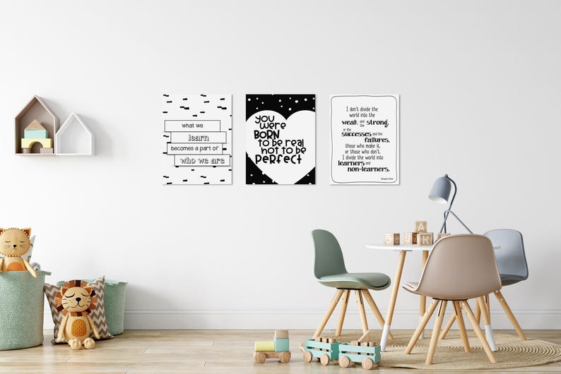 Op de afbeelding: Drie zwart-witte printbare wandkunstprints met inspirerende citaten. De eerste print zegt "wat we leren wordt een deel van wie we zijn". De tweede print zegt "je bent geboren om echt te zijn, niet om perfect te zijn". De derde print zegt "Ik deel de wereld niet op in zwakken of sterken, in successen of mislukkingen. Degenen die het maken, of degenen die het niet maken, ik deel de wereld op in leerlingen of niet-leerlingen."