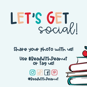 Peut inclure: Un graphique color&eacute; avec le texte "LET'S GET social!" et une pile de livres surmont&eacute;e d'une pomme rouge. Le texte sous le graphique dit "Partagez votre photo avec nous ! Utilisez #ReadWithPeanut ou identifiez-nous !" et inclut des ic&ocirc;nes de m&eacute;dias sociaux pour Instagram, TikTok, Facebook et Pinterest. Le texte en bas dit "@ReadWithPeanut".