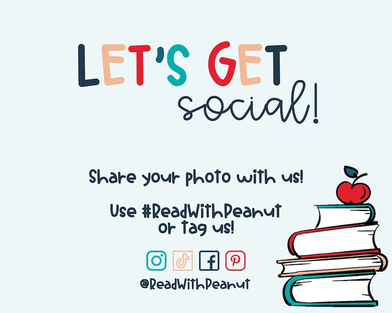Peut inclure: Un graphique color&eacute; avec le texte "LET'S GET social!" et une pile de livres surmont&eacute;e d'une pomme rouge. Le texte sous le graphique dit "Partagez votre photo avec nous ! Utilisez #ReadWithPeanut ou identifiez-nous !" et inclut des ic&ocirc;nes de m&eacute;dias sociaux pour Instagram, TikTok, Facebook et Pinterest. Le texte en bas dit "@ReadWithPeanut".
