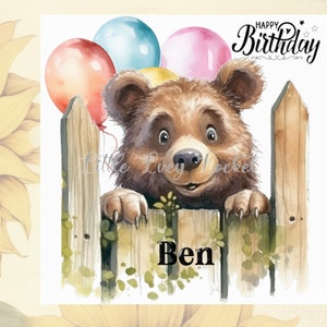 Carte d'anniversaire OURS personnalisée-ours brun furtif et ballons-animaux gris-carte d'anniversaire-mignon ours en peluche aquarelle au-dessus de la clôture