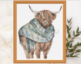 Puede incluir: Una vaca Highland marrón y blanca con cuernos largos lleva una bufanda de cuadros azules y blancos. La vaca está de pie sobre un fondo blanco.
