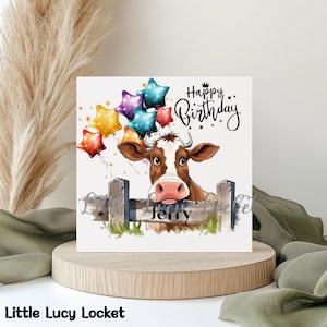 Verjaardagskaart KOE-GEPERSONALISEERD-Highland COW gluren over poort-aquarel bruin/witte koe-kleurige ballonnen-unisex koe verjaardag-boerderijdier afbeelding 1
