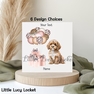 Puede incluir: Tarjeta de felicitación cuadrada con una ilustración de cachorro, globos y cajas de regalo. La tarjeta presenta el texto "6 Design Choices", "Your Text" y "Name". La tarjeta está sobre un soporte de madera.