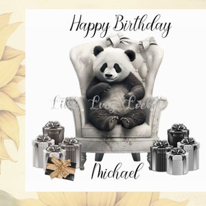Carte d'anniversaire PANDA - PERSONNALISÉE - Carte d'anniversaire panda noir et blanc - Carte d'anniversaire animal - Panda géant unisexe sur une chaise avec cadeaux - Carte d'anniversaire ours
