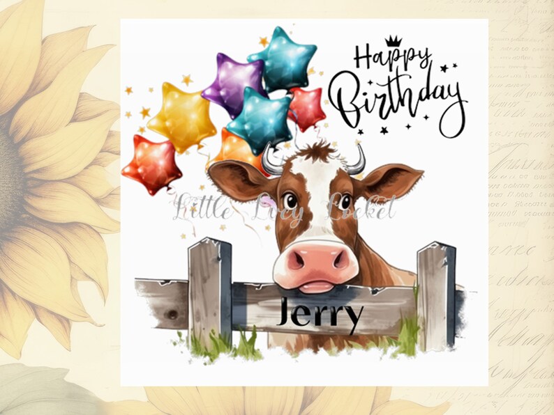Op de afbeelding: Een bruin-witte koe met een roze neus kijkt over een houten hek. De koe is omringd door kleurrijke stervormige ballonnen. De tekst "Happy Birthday" staat boven de koe en de naam "Jerry" staat op het hek.