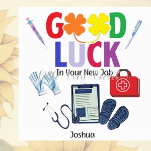 Puede incluir: Una tarjeta colorida con las palabras "GOOD LUCK" en colores arcoíris, con tréboles de cuatro hojas, una jeringa, un termómetro, un estetoscopio, un botiquín de primeros auxilios y un par de zuecos azules. La tarjeta dice "In Your New Job" y está firmada "Joshua".