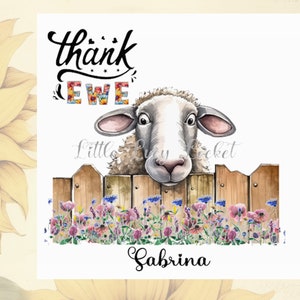 Tarjeta de agradecimiento - Tema de oveja - PERSONALIZADA - Linda oveja en la puerta con flores - Gracias oveja - Gracias - Muy apreciado - Gratitud - Gracias - Merci - Tarjeta de nota