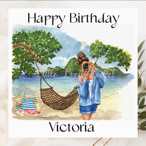 Carte d'anniversaire personnalisée pour adolescente - Fille sur la plage avec appareil photo - Carte d'anniversaire pour adolescente - Peut être ajouté à tout âge - Carte avec un nom - Carte côtière - Adolescente