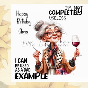 Tarjeta de cumpleaños divertida y personalizada. Tarjeta de humor con mal ejemplo: señora mayor con vino. Tarjeta de cumpleaños ingeniosa, peculiar y con chiste para ella. Divertida, señora jubilada.