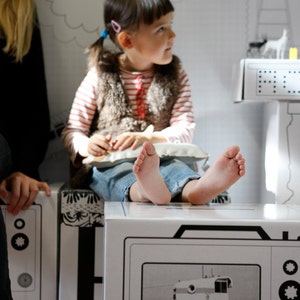 Opruimen KARTONNEN OPBERGBAK Woonaccessoires Kinderdecoratie Kartonnen opbergruimte originele illustratie zwart-wit zeefdruk.