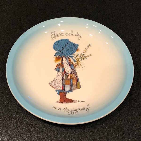 Vintage Holly Hobbie Collectible Plate <> Start Each Day In A Happy Way <> Girl In Blue Bonnet <> 1970s <>  MINT CONDITION