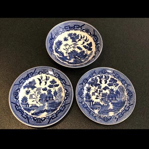 Vintage 1930s Blue Willow Bowl &lt;&gt; Flair Japan Bowl &lt;&gt; 6&quot; Dia. &lt;&gt; PLUS 2 Bread Plates &lt;&gt; Very Mid Century Modern &lt;&gt; EXCELLENT CONDITION