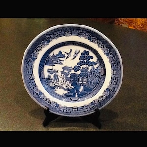 Vintage 1940s Blue Willow Plate &lt;&gt; Dinner Plate &lt;&gt; By Johnson Bros. &lt;&gt; Made in England &lt;&gt; EXCELLENT To MINT CONDITION &lt;&gt; Very Mid Century