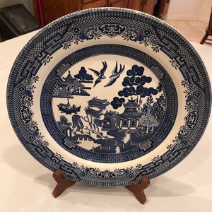Vintage 1970s Blue Willow Plate &lt;&gt; Churchill Dinner 9 1/2” Plate &lt;&gt; Staffordshire England &lt;&gt; Blue/White &lt;&gt; Excellent Condition