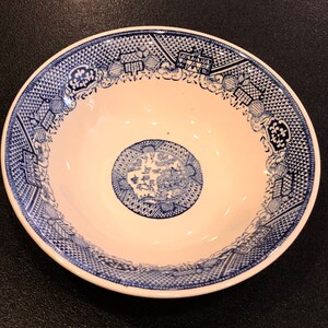 Vintage 1960s Blue Willow Bowl &lt;&gt; Blue Willow Serving Bowl &lt;&gt; Blue & White &lt;&gt; 8 1/2” Dia. &lt;&gt; Mid Century Modern &lt;&gt; GREAT VINTAGE CONDITION