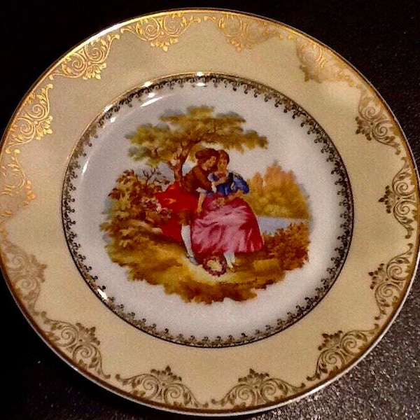 Courting Couples Fragonard Plate <>  SPAL Porcelanas <> 22 Kt. Gold <> Portugal <> 8" Plate <> 1980's <> EXCELLENT CONDITION