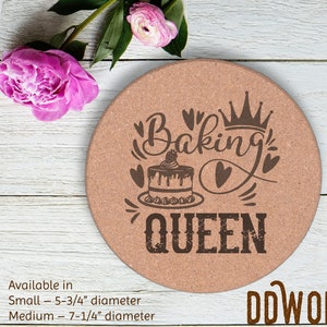 Puede incluir: Un posavasos de corcho marrón con el texto "Baking Queen" en letras marrones. El posavasos tiene una corona y corazones alrededor del texto. Un pequeño pastel de chocolate con glaseado blanco y una fresa en la parte superior se muestra en el centro del posavasos. El posavasos está disponible en dos tamaños: 5-3/4 pulgadas y 7-1/4 pulgadas de diámetro.