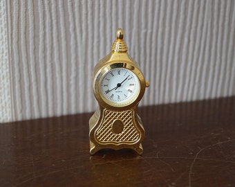 horloge à quartz miniature vintage, horloge miniature en laiton., bon fonctionnement.