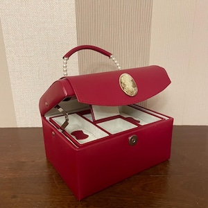Vintage jewellery chest, artificial leather jewellery box.