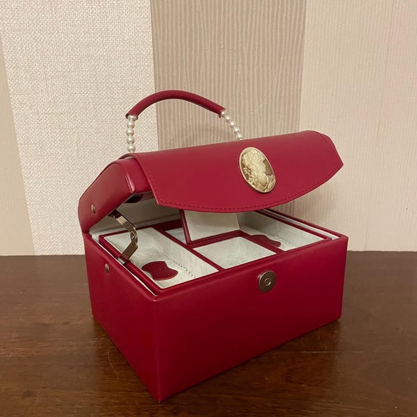 Vintage jewellery chest, artificial leather jewellery box.