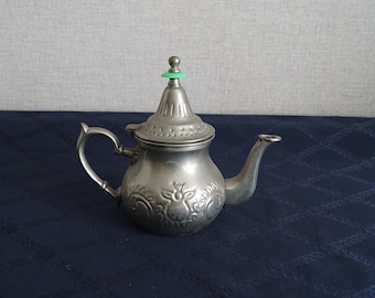 Vintage metal tea / coffee pot with lid.
