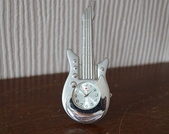 Horloge miniature suisse à quartz René Gallet, horloge miniature en forme de guitare., bon fonctionnement.