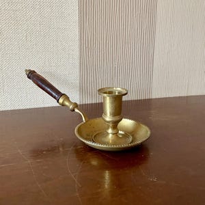 Vintage Kerzenhalter aus Messing mit Holzgriff.
