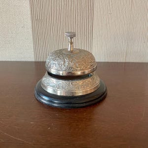 Vintage weiße Metall Hotelglocke, Tischglocke, Thekenglocke.