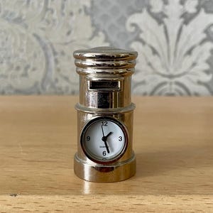 Vintage miniature quartz clock, good working.