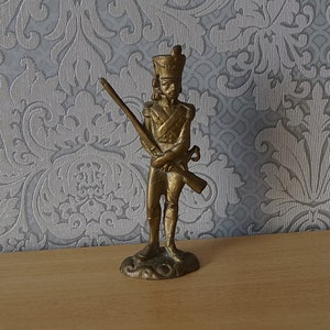 Vintage Franse soldaat sculptuur, vintage massief koperen soldaat standbeeld.