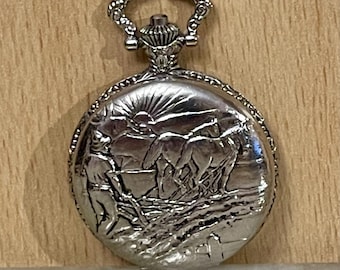 Reloj de bolsillo de cuarzo Rojas plateado. Movimiento japonés. Funcionamiento impecable.