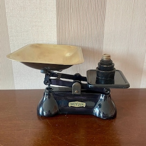 Vintage The Queen Weylux market scale with brass pan, kitchen scale, grocery scale.