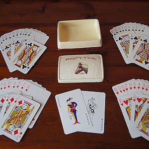 Cartes à jouer vintage avec boîte en céramique.