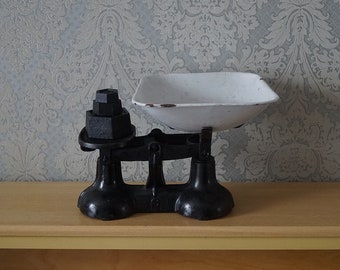 Vintage kitchen scales, rustic market scale, grocery scale.