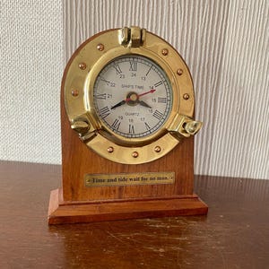 Vintage style quartz clock in a wooden frame with brass décor in nautical style good working.