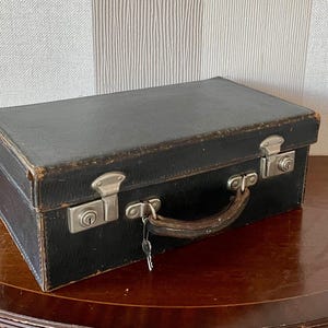 Valigia vintage con bottone a pressione "BULL DOG", anni '30-'50, piccola borsa da viaggio vintage, valigia. Valigia vintage. Arredamento per la casa.