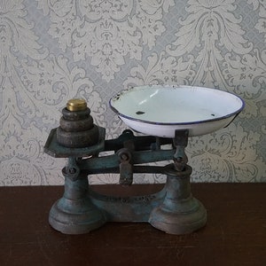 Vintage kitchen scales, rustic market scale, grocery scale.