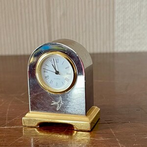 Peut inclure: Panneau en bois rustique avec l'inscription "Welcome to our home" en lettres blanches. Le panneau présente une finition vieillie et un design simple et accueillant, idéal pour un porche ou une entrée.