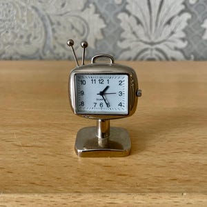 Vintage miniature quartz clock, good working.