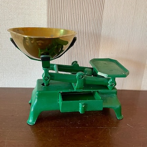 Vintage kitchen scales, green market scale, grocery scale.