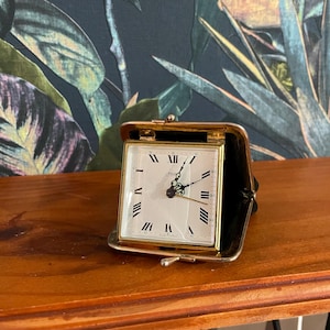 Vintage Kaiser elegante reiswekker in portemonnee, werkend, gemaakt in West-Duitsland. Handopwindbare wekker voor reizigers.