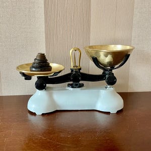 Vintage scales with brass pans and 6 weights, kitchen scale, market scale.