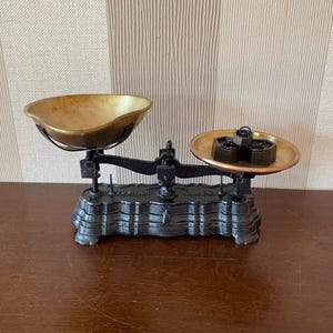 Vintage scales with brass pans and 3 weights, kitchen scale, market scale.